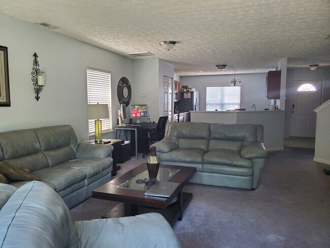 Living room - 432 Saint John Dr