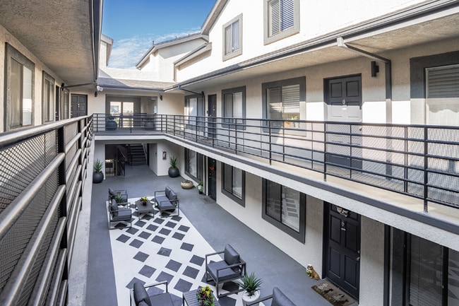 Foto del edificio - 5325 Denny Ave