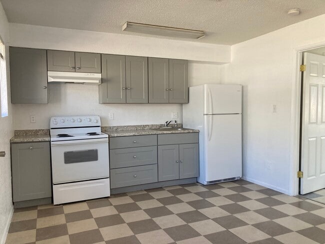 Kitchen / Dining - 1209 E Adams St