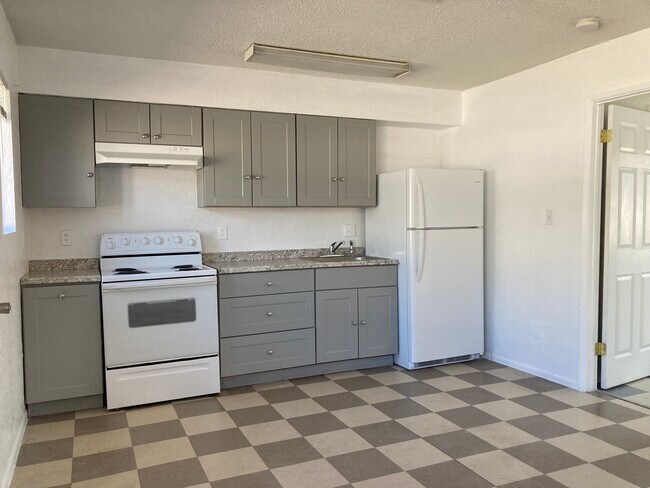Kitchen / Dining - 1209 E Adams St