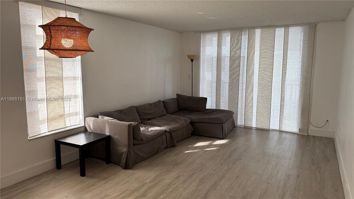 Foto principal - 9688 Fontainebleau Blvd