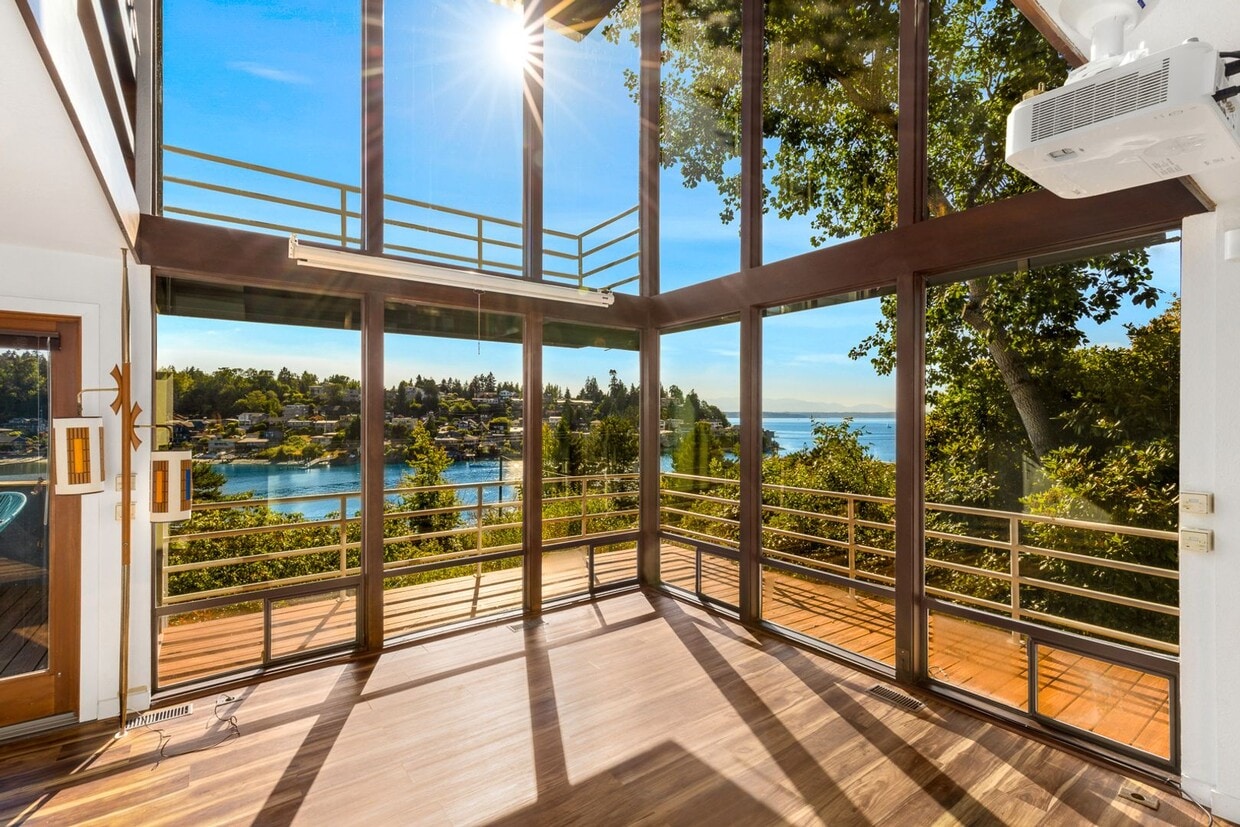 Primary Photo - 3 Bedroom Contemporary with Spectacular Vi...
