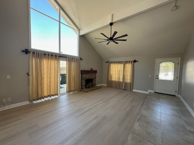 Building Photo - Stunning Newbury Park Home in model condit...