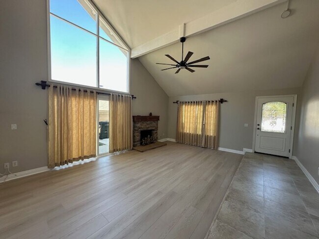 Foto del edificio - Stunning Newbury Park Home in model condit...