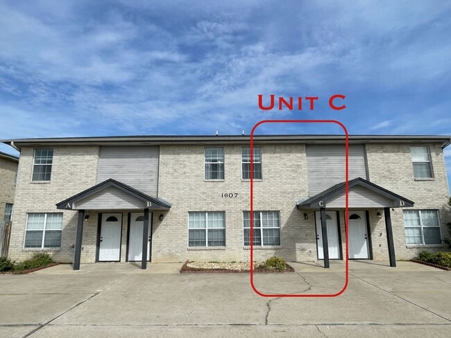 Building Photo - 1607 Dugger Cir