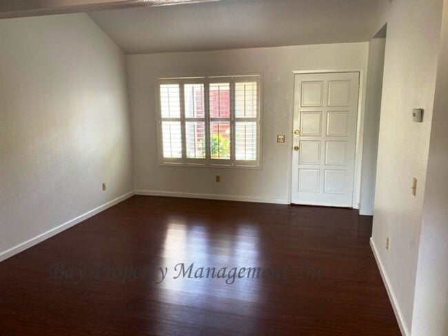 Foto del edificio - 19220 Creekside Ln
