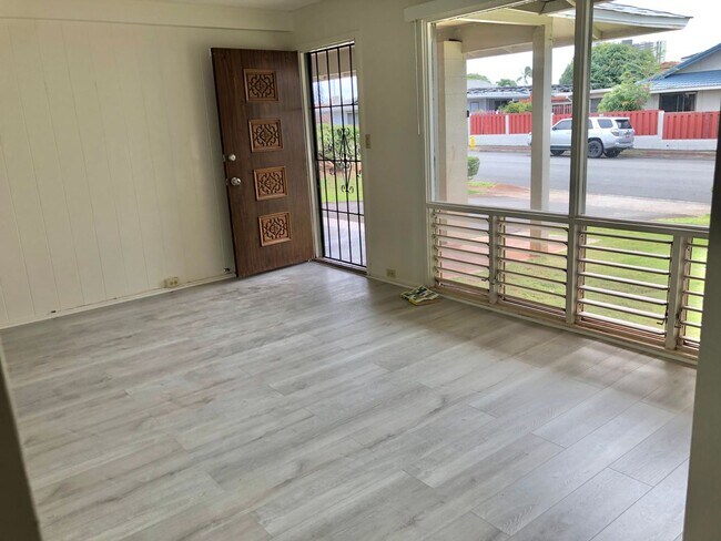 Foto del edificio - Renovated 3 bedroom, 2 bathroom, 2 car car...