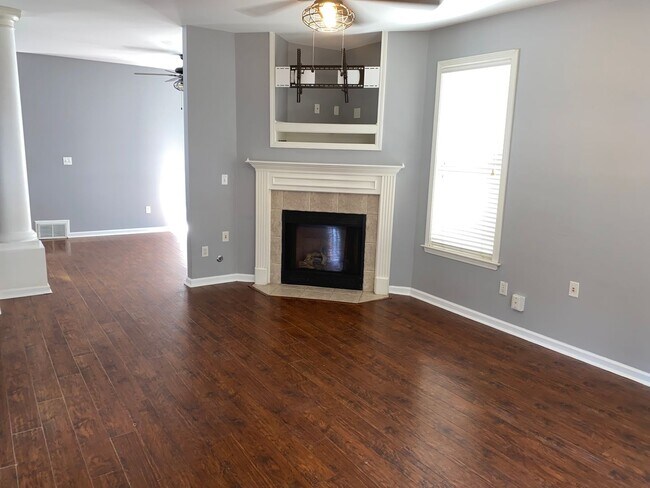 Building Photo - Rare home on the island! Large fenced in back yard! Pets are allowed. Owner will manage.