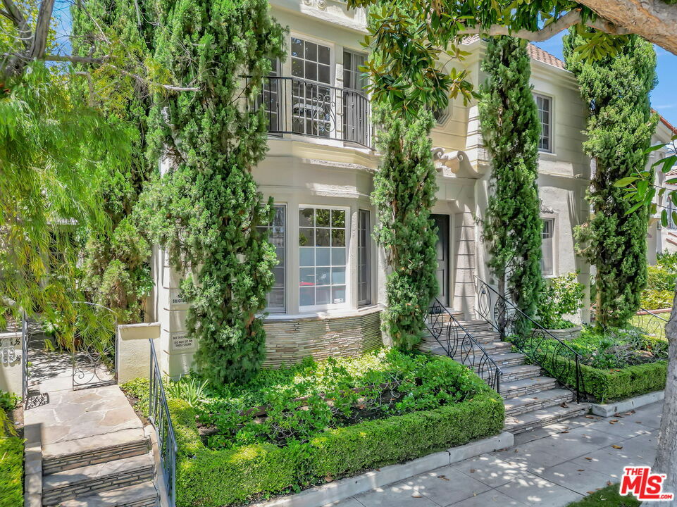 Foto principal - 361 S Doheny Dr