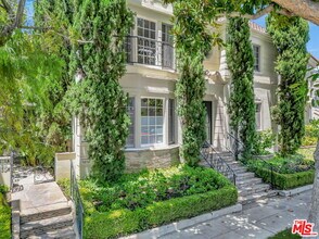 Building Photo - 361 1/2 S Doheny Dr