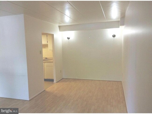 Building Photo - 207 Village Walk