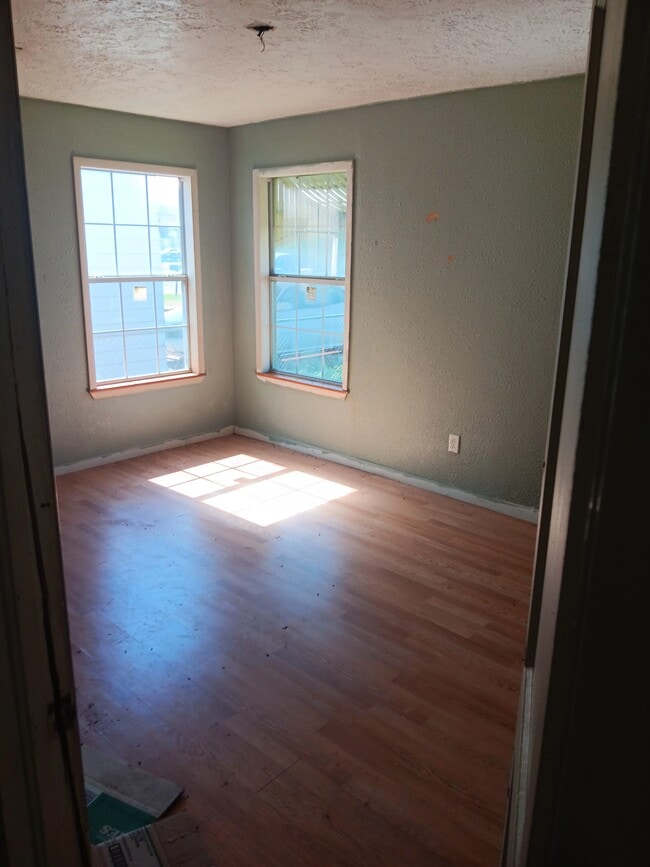 Building Photo - 1307 W Poplar Ave