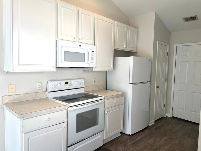 Foto del edificio - ONE MONTH FREE with an eighteen-month lease. Carolina Forest - Available Now! Spacious, Pet Frien...