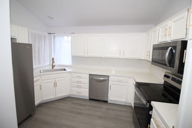 Foto del edificio - 2232 Golden Ave