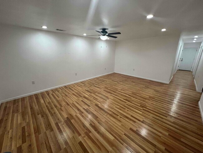 Building Photo - 511 W Luckey St