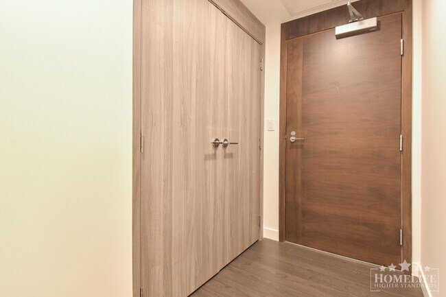 Photo du bâtiment - Resort-Style Luxury Living in Surrey City ...