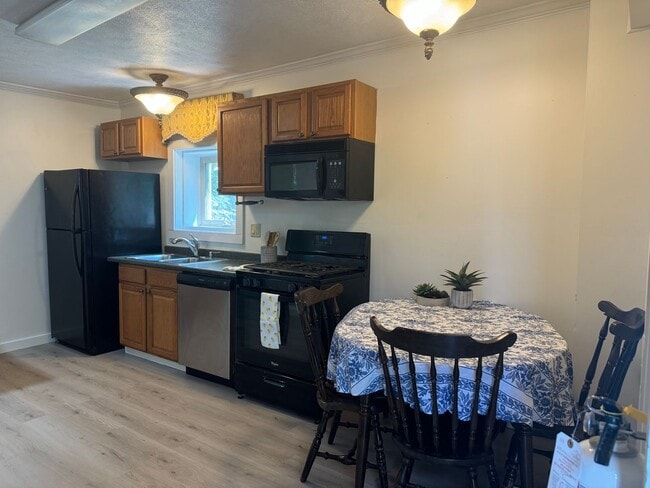 Building Photo - Student House, 6/1