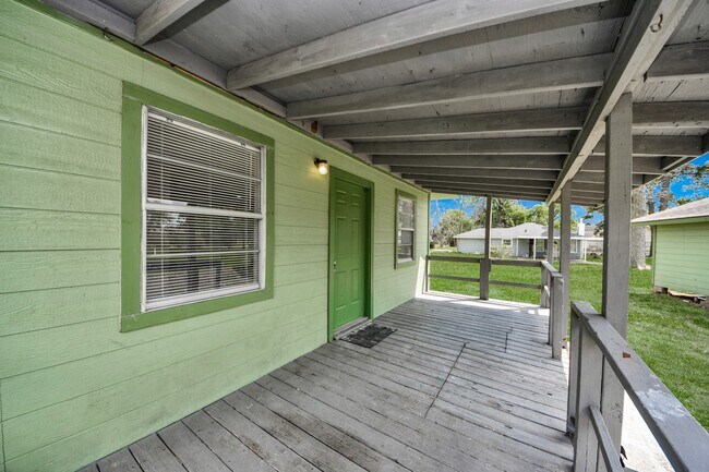 Foto del edificio - 17111 River Rd