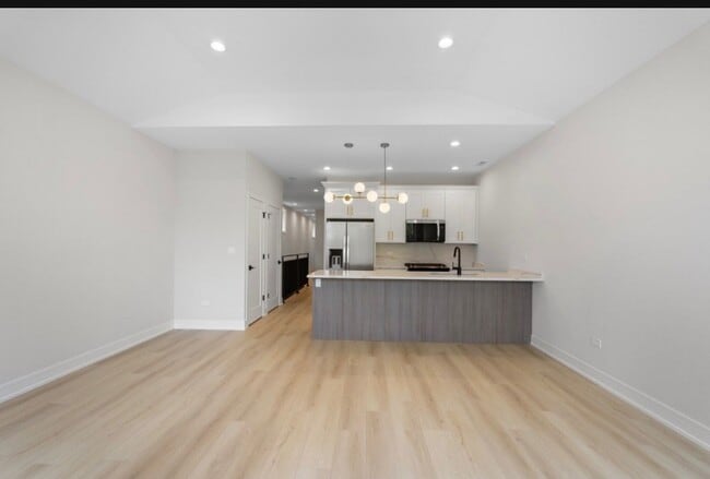 Building Photo - 5006 S Prairie Ave