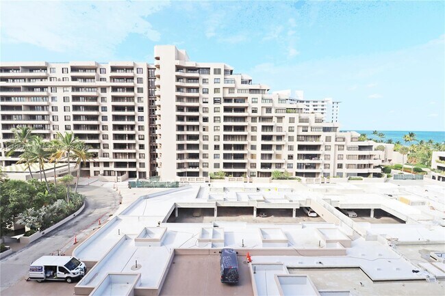 Foto del edificio - 201 Crandon Blvd