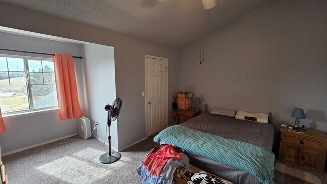 Foto del edificio - Lovely Two Bedroom Condo with Fire Place, W/D, garage, and tons of community extras! (Concord)