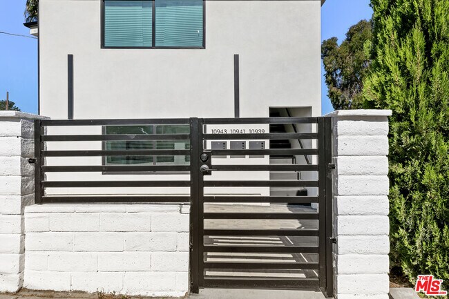 Building Photo - 10941 Christine Way