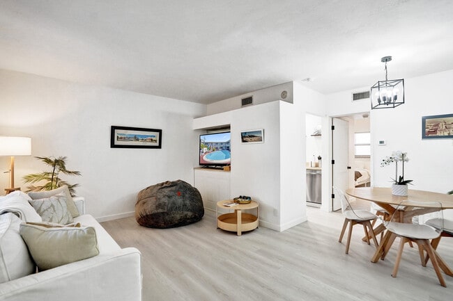 Building Photo - 4658 Bougainvilla Dr