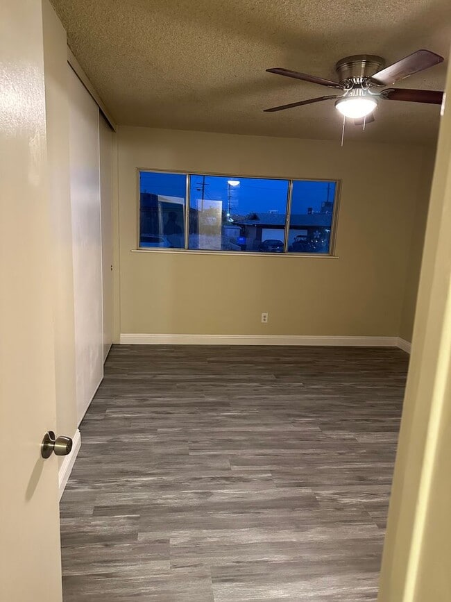 Foto del edificio - BARSTOW 3 bedroom 2 bath- 2 car garage HOME