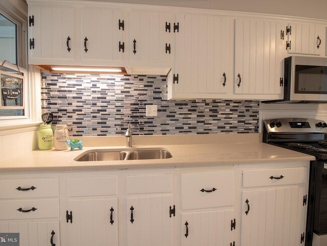 Building Photo - 6301 Salem Park Cir