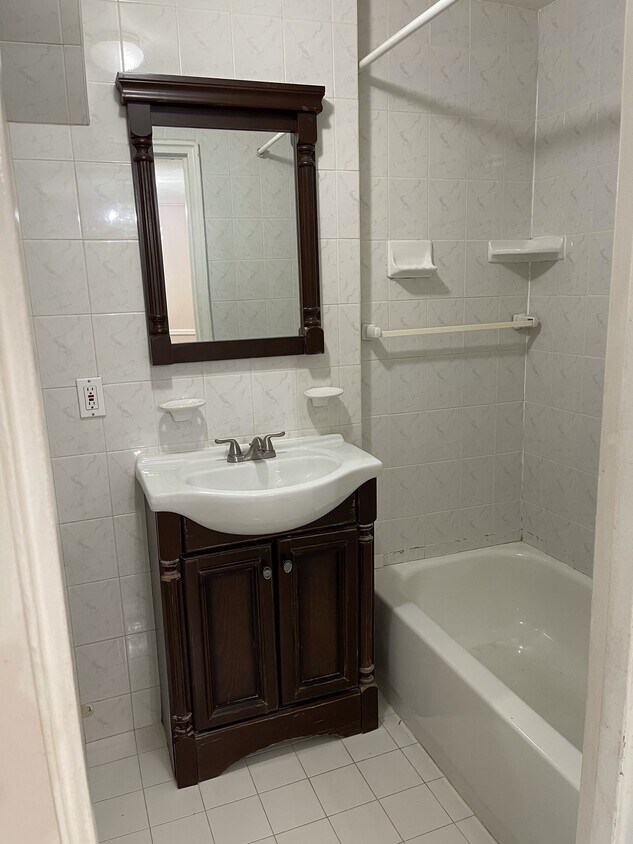 Full bathroom - 2719 Fish Ave