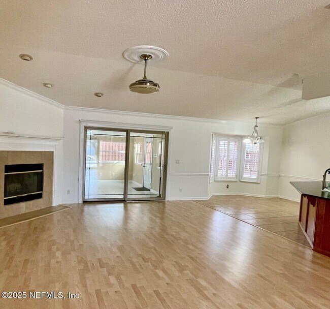 Foto del edificio - 2127 Forest Gate Dr W