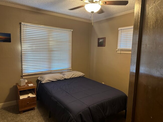 Building Photo - 606 Yakima St