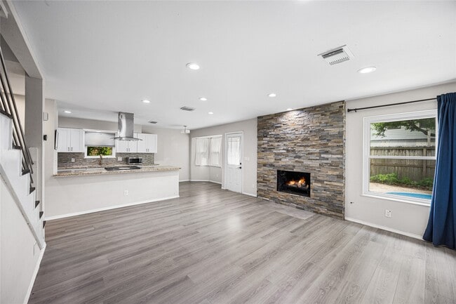 Building Photo - 9735 Philmont Dr