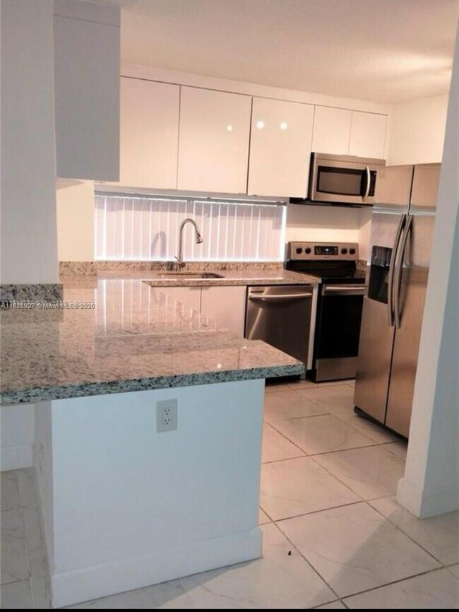 Foto del edificio - 17021 N Bay Rd