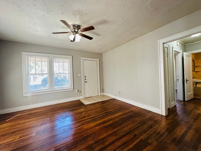 Foto del edificio - Pre-Leasing 2 bed 1 bath close to Texas Tech!