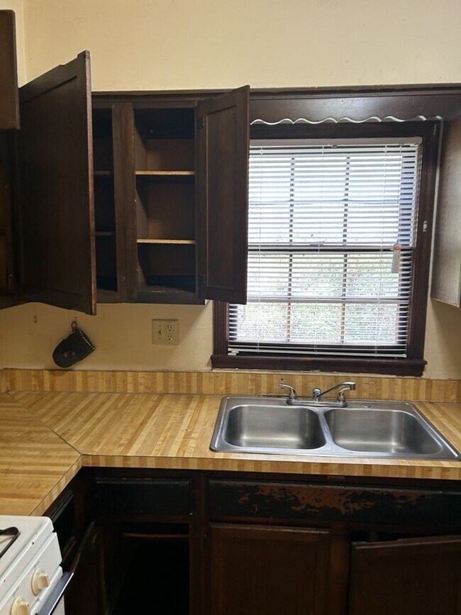 Building Photo - Cozy 3BR 2.5BA Home w/ 2-Car Garage in Lithonia