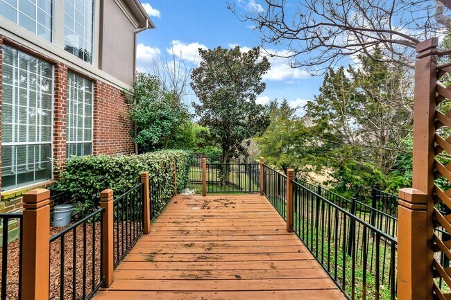 Foto del edificio - 4305 Spyglass Hill Ln