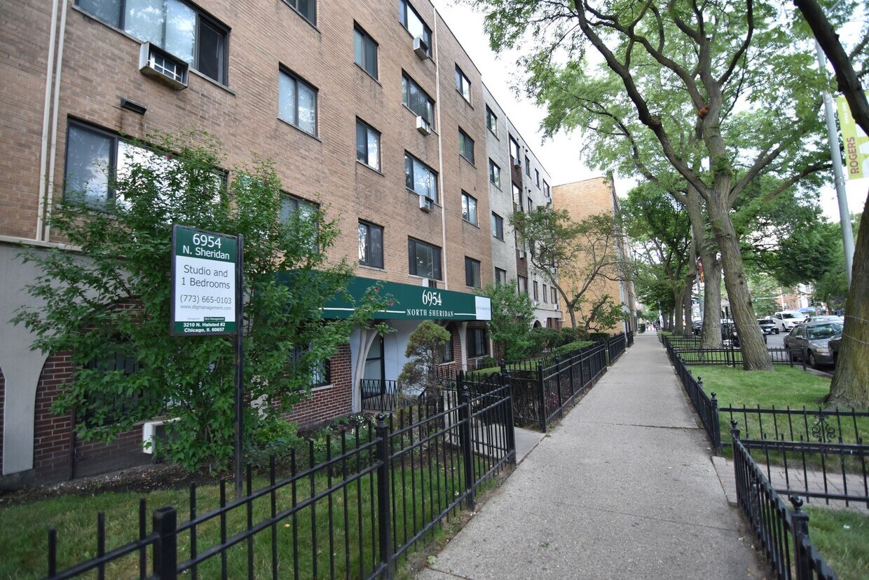 Primary Photo - 6953 N Sheridan Rd