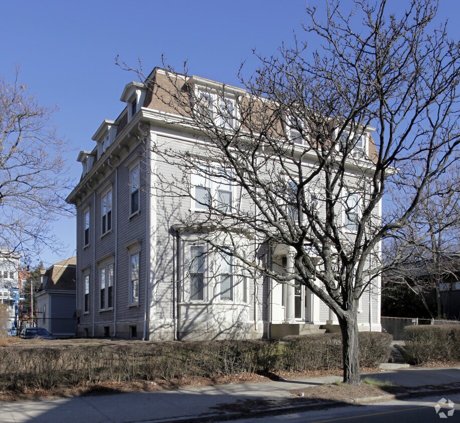 Building Photo - 126 Waterman St