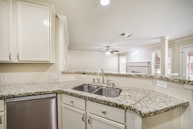Building Photo - 2411 Misty Falls Ct