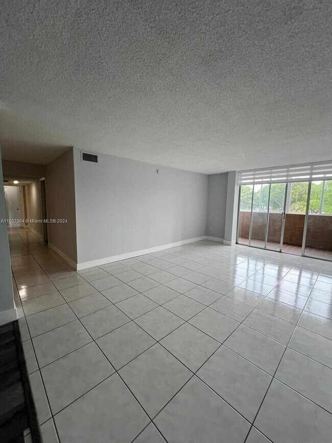 Foto del edificio - 6861 SW 147th Ave