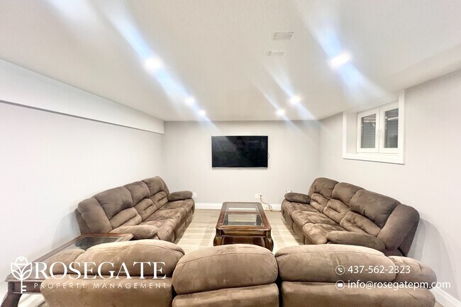 Building Photo - Newly Renovated 2+Den Apartment in London ...