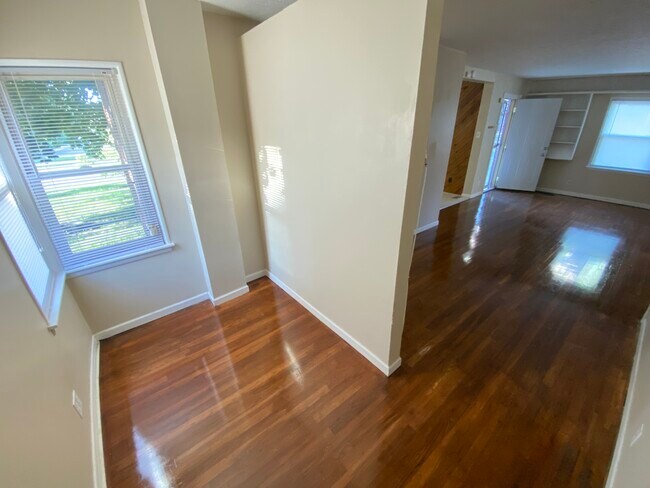 Building Photo - 809 Lincolnway W