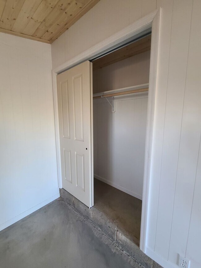 Building Photo - $500 OFF! NEWLY RENOVATED STUDIO W/ WASHER...