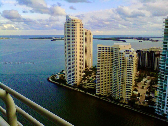 Foto del edificio - 325 S Biscayne Blvd