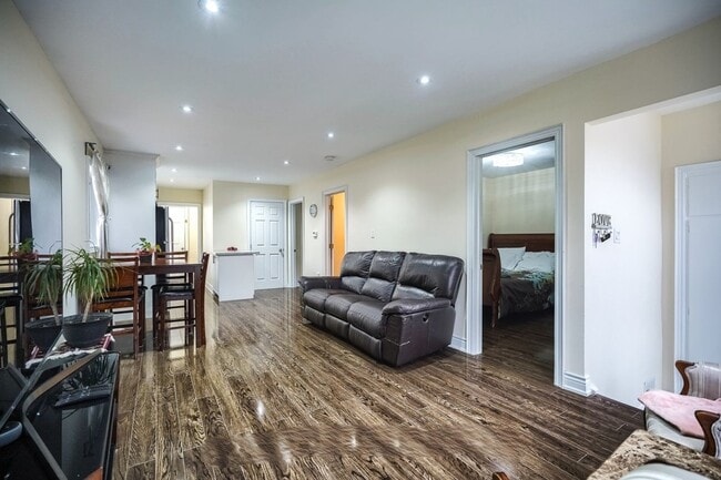 Building Photo - 14 Moray Pl