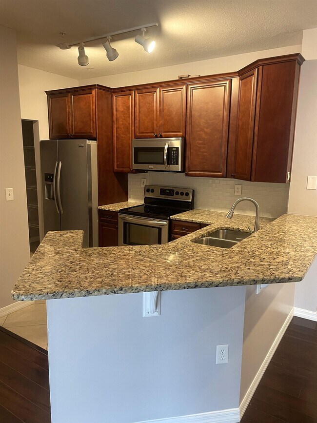 Building Photo - 605 Fairway Dr