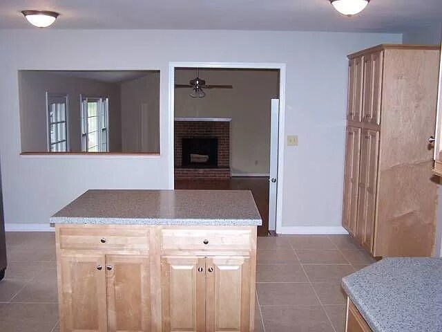 Building Photo - 302 Little Cir