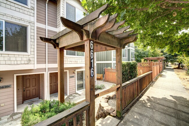 Building Photo - Well maintained 3 bedroom 2 bath town home...