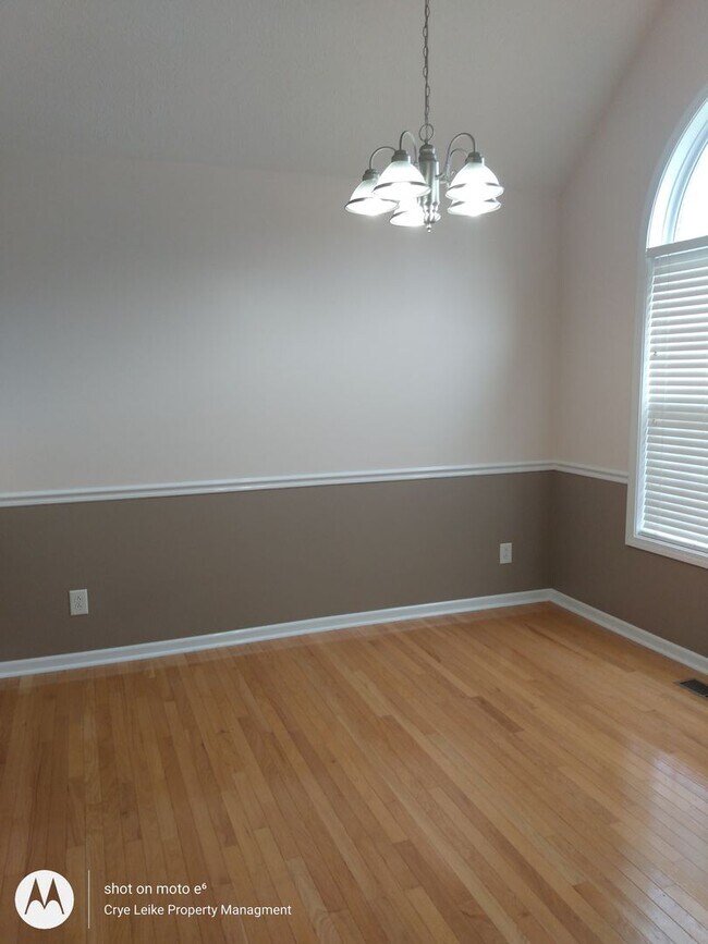 Building Photo - Lovely 3 bedroom home with bonus in a grea...